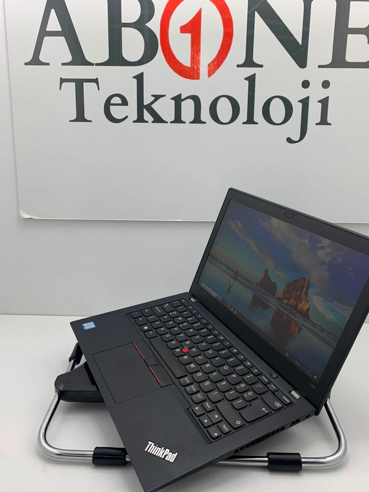 Lenovo ThinkPad X280 Intel Core i5 8. Nesil 8GB RAM 256GB M.2 NVMe SSD 12.5" Notebook görsel 2