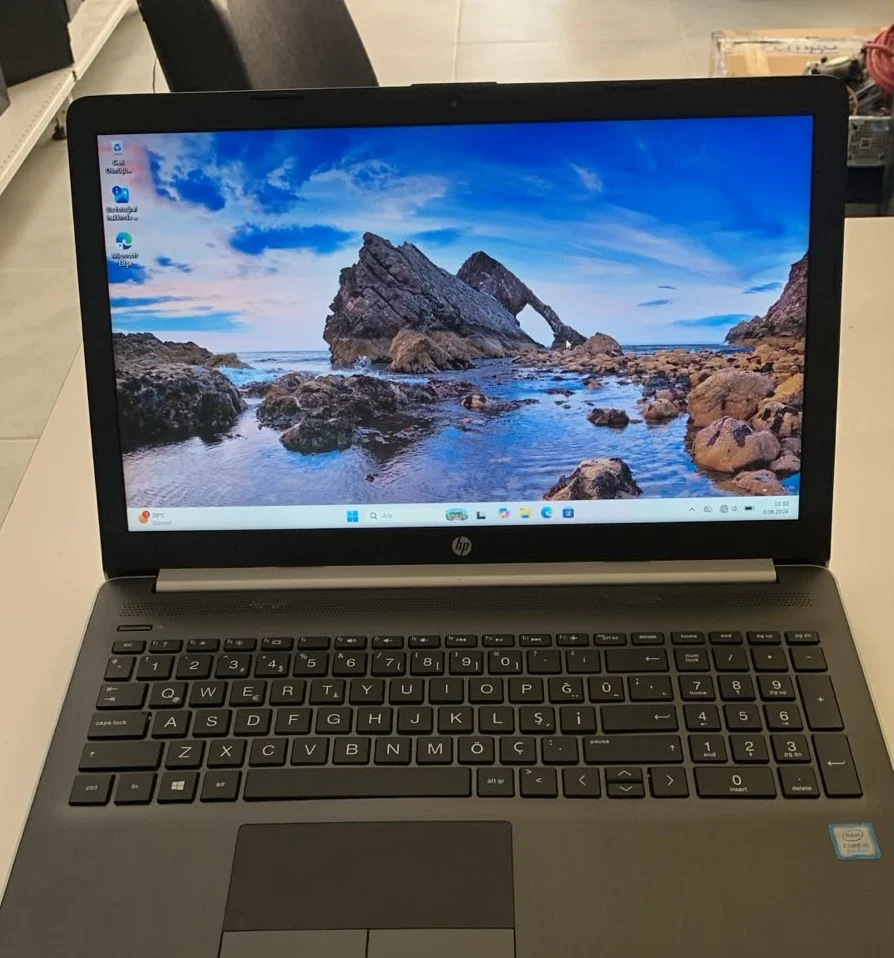 HP 15 DA1118NT i5 8. Nesil 8GB RAM 256GB M.2 SSD 15.6" Ekran Kartlı Notebook